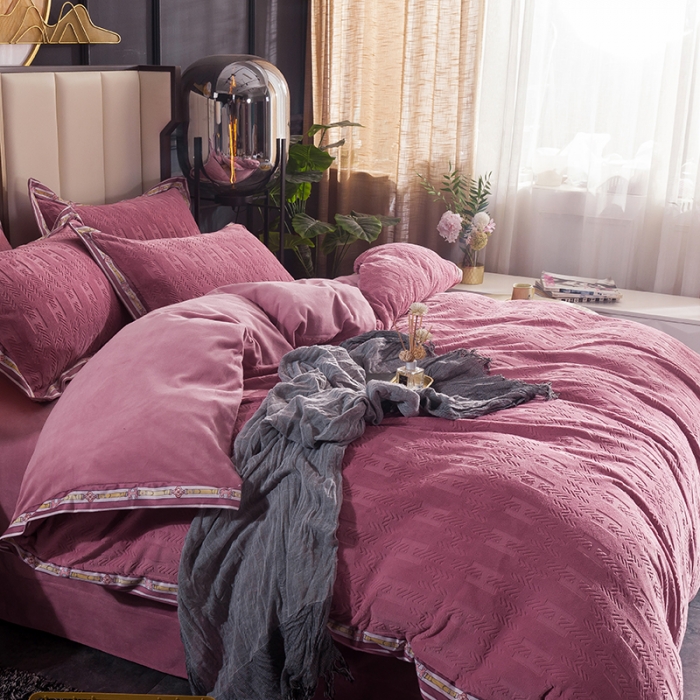 91家纺网 家纺一手货源 找家纺 佳梦家纺轻奢提花绒四件套牛奶绒纯色消光压花宝宝绒被套 豆沙粉