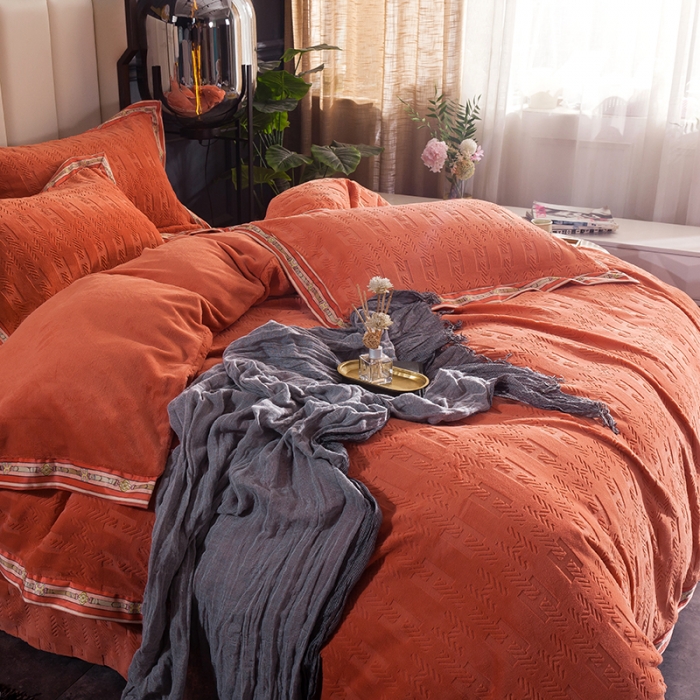 91家纺网 家纺一手货源 找家纺 佳梦家纺轻奢提花绒四件套牛奶绒纯色消光压花宝宝绒被套 桔色