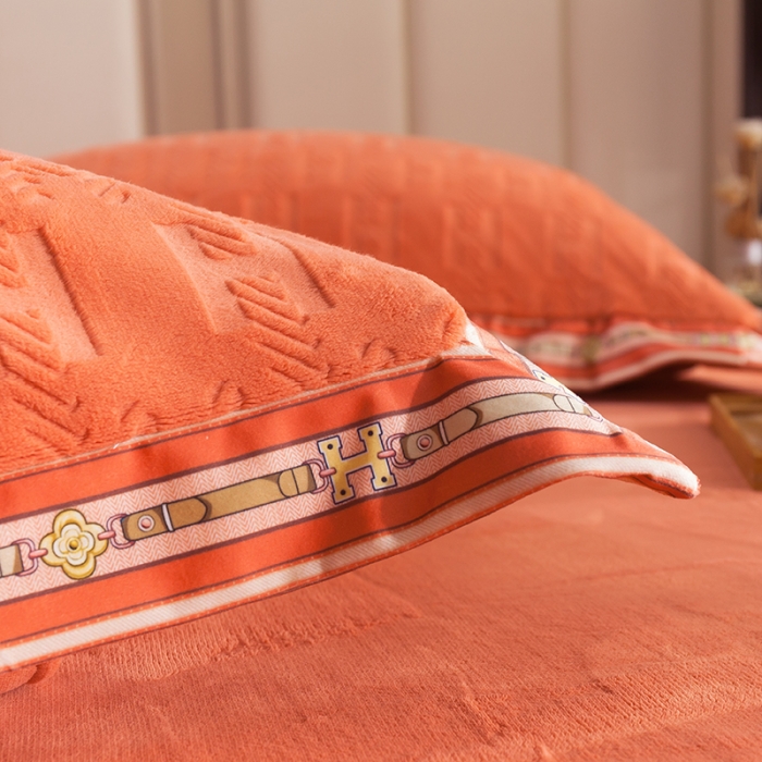 91家纺网 家纺一手货源 找家纺 佳梦家纺轻奢提花绒四件套牛奶绒纯色消光压花宝宝绒被套 桔色