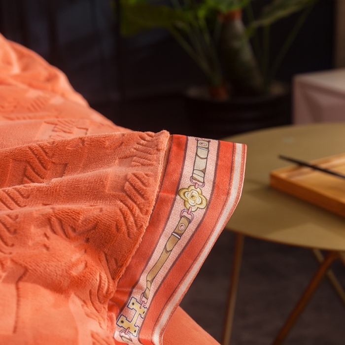 91家纺网 家纺一手货源 找家纺 佳梦家纺轻奢提花绒四件套牛奶绒纯色消光压花宝宝绒被套 桔色