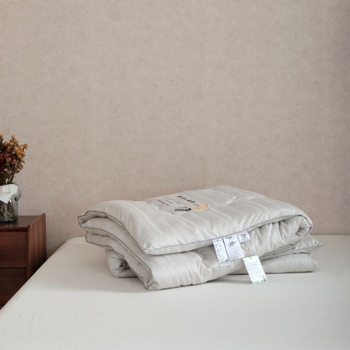 91家纺网 家纺一手货源 找家纺 木堇2021日式贡缎吸湿发热提花大豆纤维被子被芯春秋被高级灰