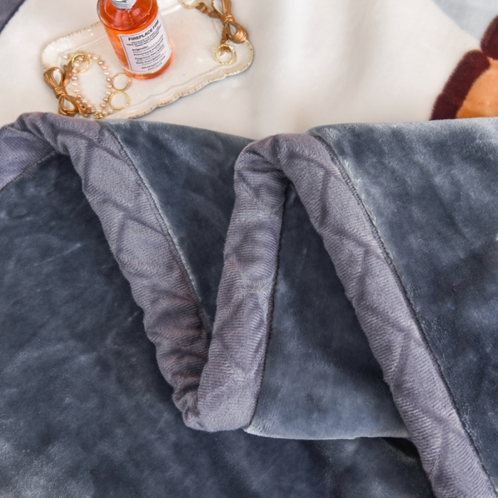 91家纺网 家纺一手货源 找家纺 2025秋冬新款双层加厚拉舍尔毛毯 保暖法莱绒毯子 樱桃熊