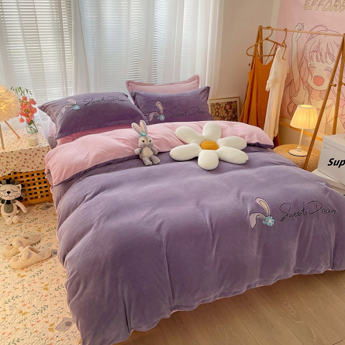 91家纺网 家纺一手货源 找家纺 朵希曼2023新款牛奶绒甜蜜星黛露系列四件套 公主鸭 粉+红