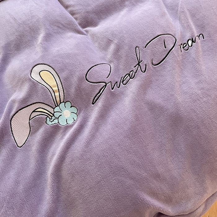 91家纺网 家纺一手货源 找家纺 朵希曼2023新款牛奶绒甜蜜星黛露系列四件套 公主鸭 粉+红