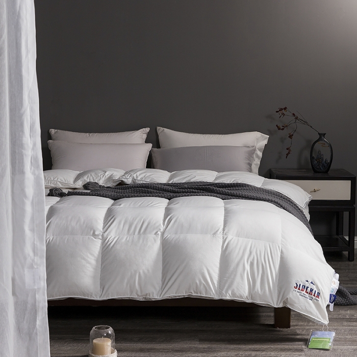 91家纺网 家纺一手货源 找家纺 俏企鹅 2025新款西伯利亚冰原绒系列鹅绒被 白色