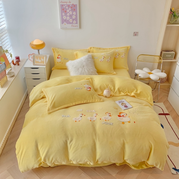 91家纺网 家纺一手货源 找家纺 蜜柚 2024新款卡通牛奶绒四件套 可爱鸭黄