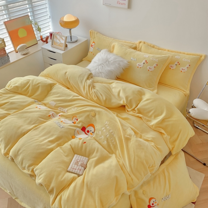 91家纺网 家纺一手货源 找家纺 蜜柚 2024新款卡通牛奶绒四件套 可爱鸭黄