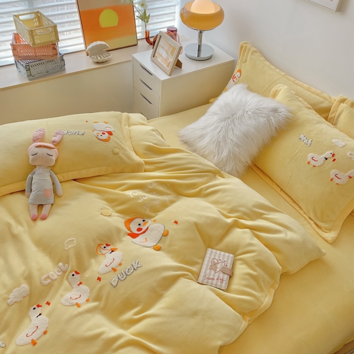 91家纺网 家纺一手货源 找家纺 蜜柚 2024新款卡通牛奶绒四件套 可爱鸭黄