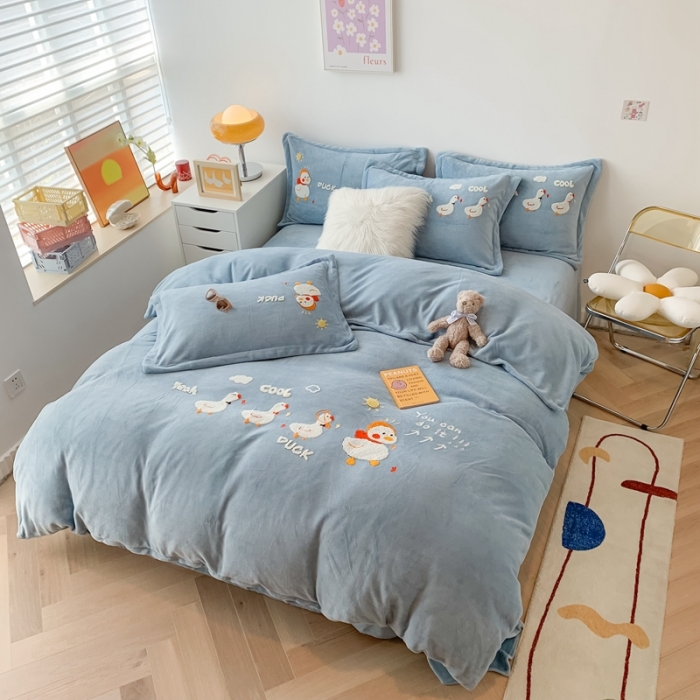 91家纺网 家纺一手货源 找家纺 蜜柚 2024新款卡通牛奶绒四件套 可爱鸭蓝