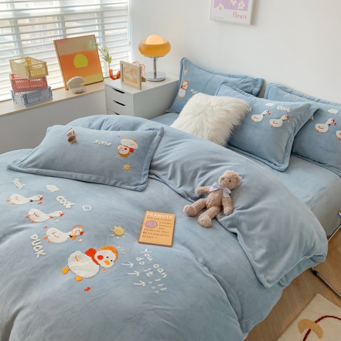 91家纺网 家纺一手货源 找家纺 蜜柚 2024新款卡通牛奶绒四件套 可爱鸭蓝
