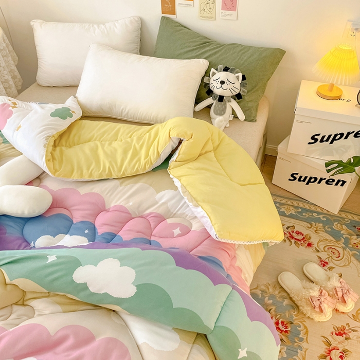 91家纺网 家纺一手货源 找家纺 慕尚家纺 2022新款水洗棉小花边冬被 彩虹云