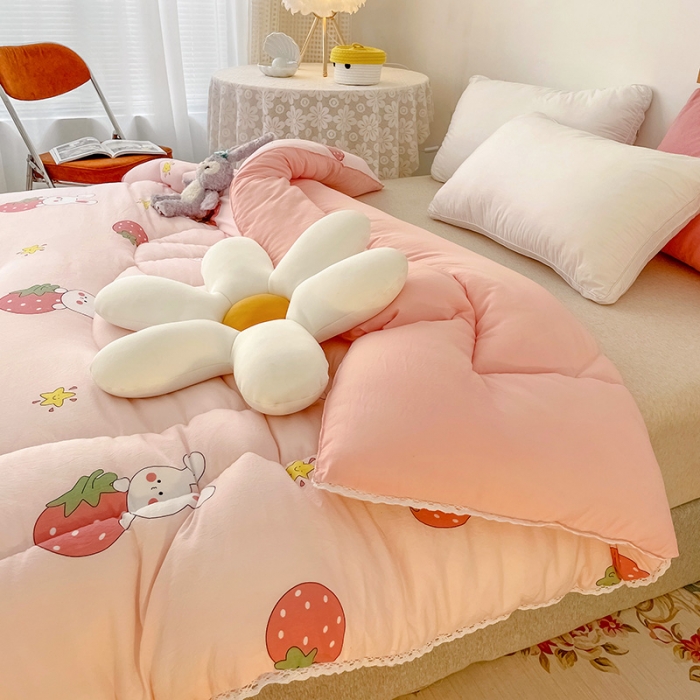 91家纺网 家纺一手货源 找家纺 慕尚家纺 2022新款水洗棉小花边冬被 草莓兔兔