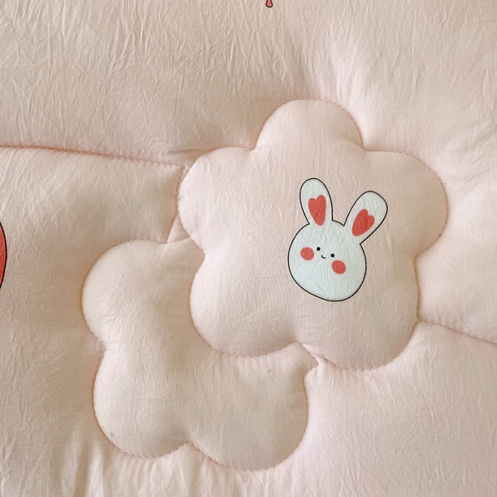 91家纺网 家纺一手货源 找家纺 慕尚家纺 2022新款水洗棉小花边冬被 草莓兔兔