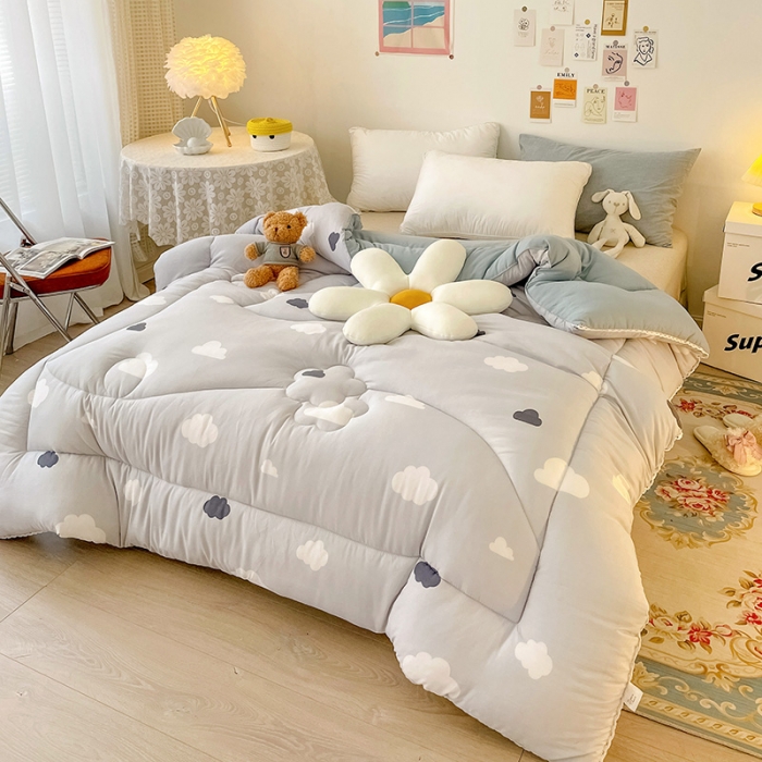 91家纺网 家纺一手货源 找家纺 慕尚家纺 2022新款水洗棉小花边冬被 白云朵朵