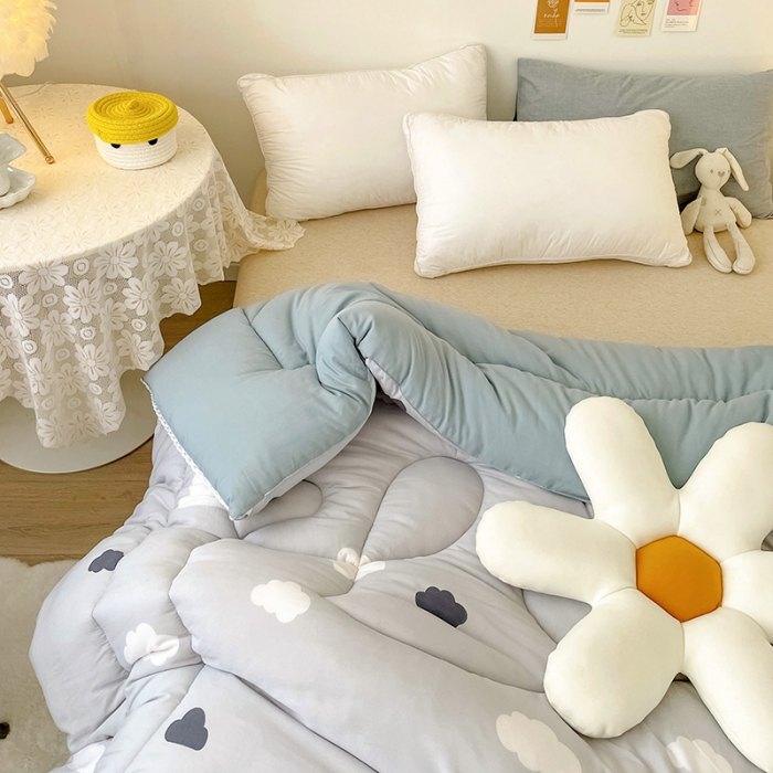 91家纺网 家纺一手货源 找家纺 慕尚家纺 2022新款水洗棉小花边冬被 白云朵朵