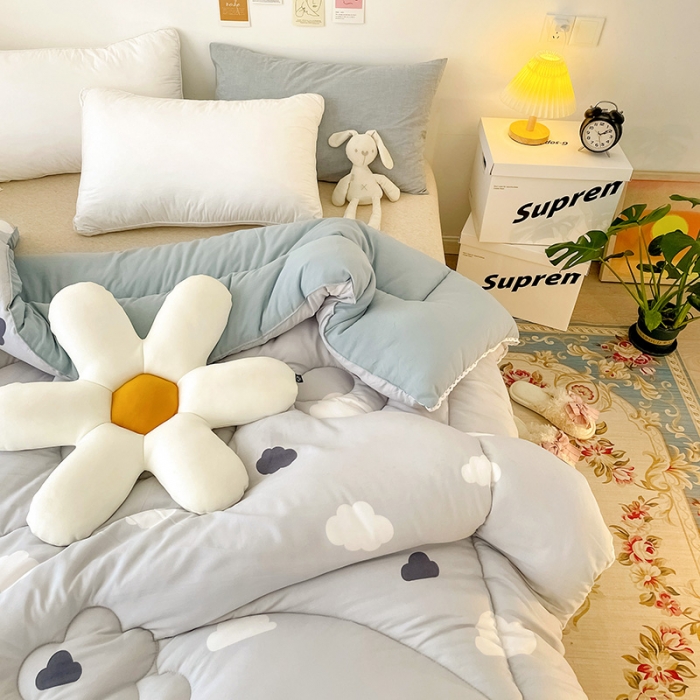 91家纺网 家纺一手货源 找家纺 慕尚家纺 2022新款水洗棉小花边冬被 白云朵朵