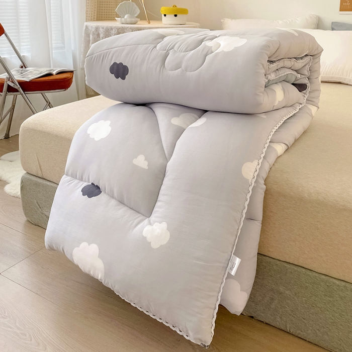 91家纺网 家纺一手货源 找家纺 慕尚家纺 2022新款水洗棉小花边冬被 白云朵朵