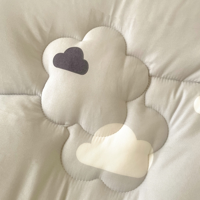 91家纺网 家纺一手货源 找家纺 慕尚家纺 2022新款水洗棉小花边冬被 白云朵朵