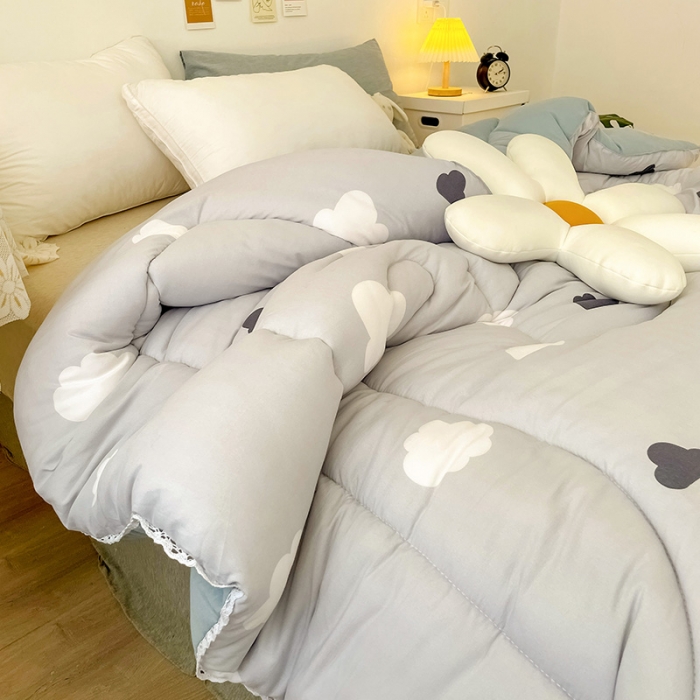 91家纺网 家纺一手货源 找家纺 慕尚家纺 2022新款水洗棉小花边冬被 白云朵朵