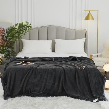 91家纺网 家纺一手货源 找家纺 锦罗绣 2021新款高端牛奶绒刺绣款多功能盖毯 字母-黑灰