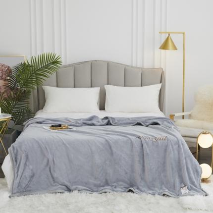 91家纺网 家纺一手货源 找家纺 锦罗绣 2021新款高端牛奶绒刺绣款多功能盖毯 字母-银灰