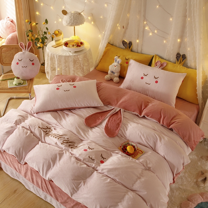 91家纺网 家纺一手货源 找家纺 纽缦 2021新款兔耳朵水晶绒床单床笠四件套 兔子  粉豆沙