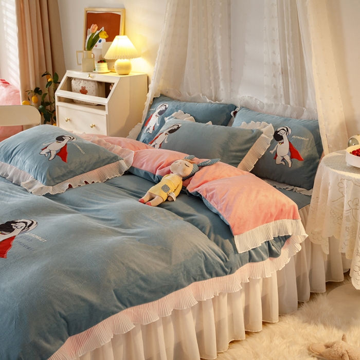 91家纺网 家纺一手货源 找家纺 纽缦 2021新款韩版水晶绒床裙四件套 超人-蓝灰粉