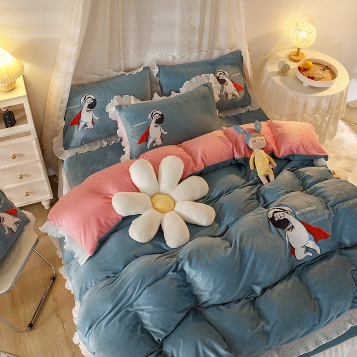 91家纺网 家纺一手货源 找家纺 纽缦 2021新款韩版水晶绒床裙四件套 超人-蓝灰粉