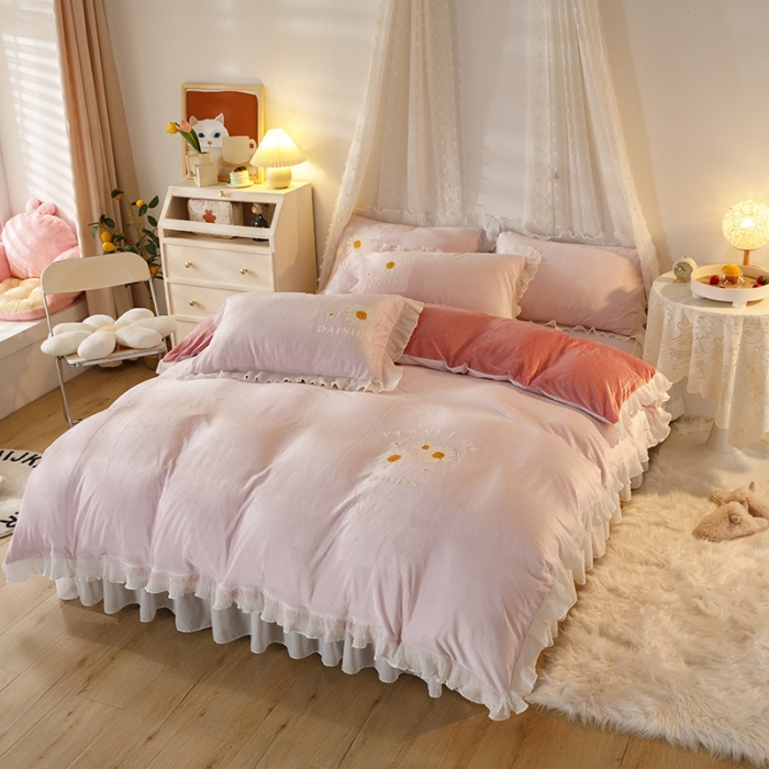 91家纺网 家纺一手货源 找家纺 纽缦 2021新款韩版水晶绒床裙四件套 雏菊-粉豆沙