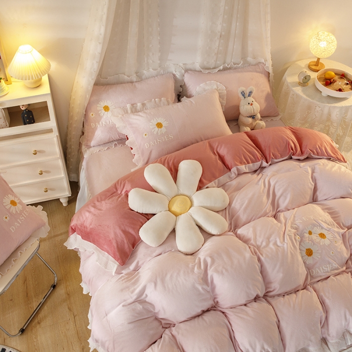 91家纺网 家纺一手货源 找家纺 纽缦 2021新款韩版水晶绒床裙四件套 雏菊-粉豆沙