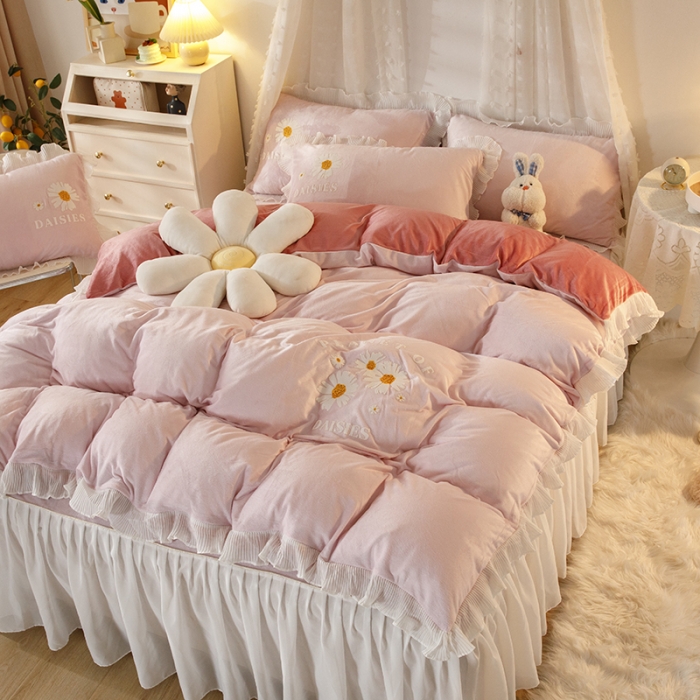 91家纺网 家纺一手货源 找家纺 纽缦 2021新款韩版水晶绒床裙四件套 雏菊-粉豆沙