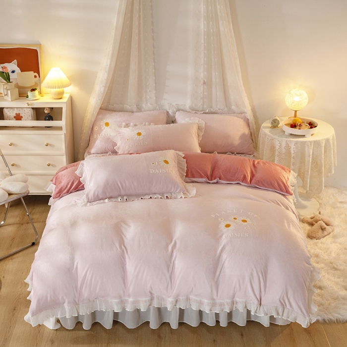 91家纺网 家纺一手货源 找家纺 纽缦 2021新款韩版水晶绒床裙四件套 雏菊-粉豆沙