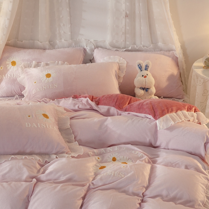 91家纺网 家纺一手货源 找家纺 纽缦 2021新款韩版水晶绒床裙四件套 雏菊-粉豆沙