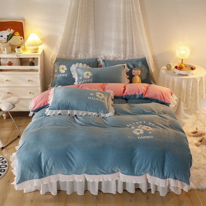 91家纺网 家纺一手货源 找家纺 纽缦 2021新款韩版水晶绒床裙四件套 雏菊-蓝灰粉