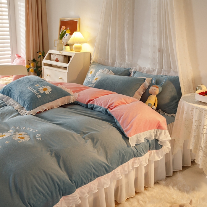 91家纺网 家纺一手货源 找家纺 纽缦 2021新款韩版水晶绒床裙四件套 雏菊-蓝灰粉