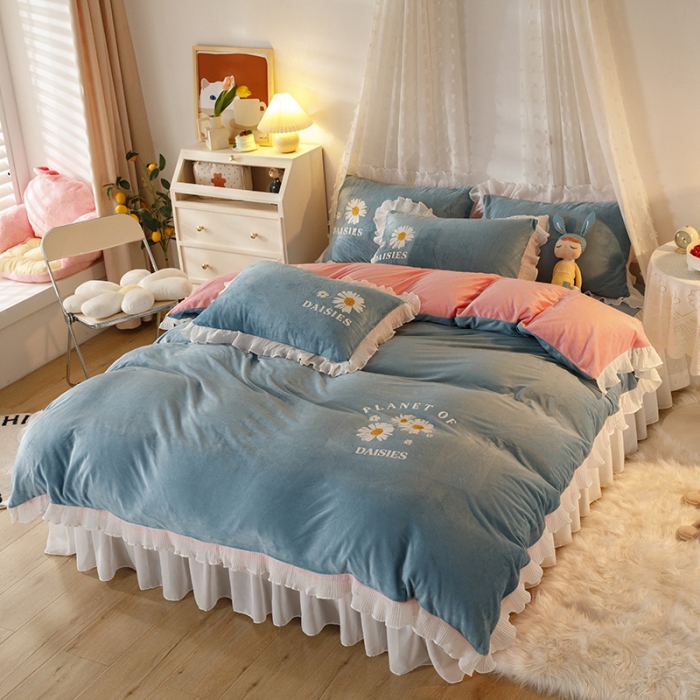 91家纺网 家纺一手货源 找家纺 纽缦 2021新款韩版水晶绒床裙四件套 雏菊-蓝灰粉