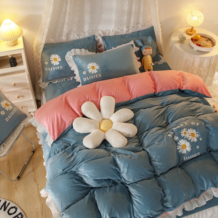 91家纺网 家纺一手货源 找家纺 纽缦 2021新款韩版水晶绒床裙四件套 雏菊-蓝灰粉