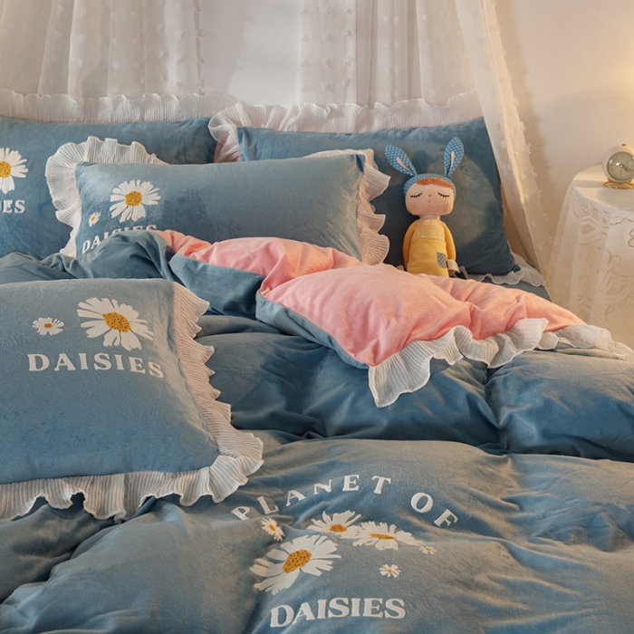 91家纺网 家纺一手货源 找家纺 纽缦 2021新款韩版水晶绒床裙四件套 雏菊-蓝灰粉