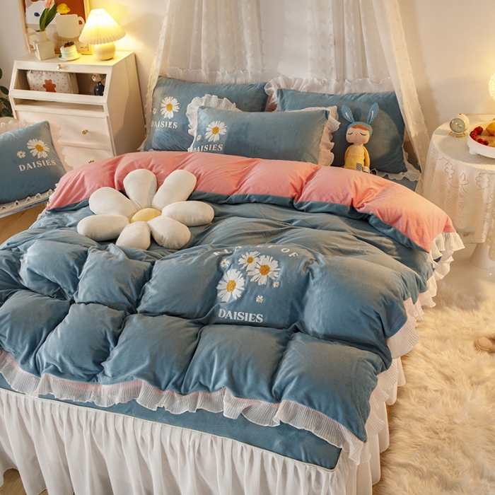 91家纺网 家纺一手货源 找家纺 纽缦 2021新款韩版水晶绒床裙四件套 雏菊-蓝灰粉