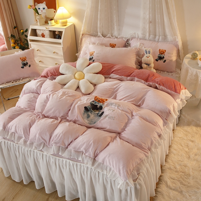 91家纺网 家纺一手货源 找家纺 纽缦 2021新款韩版水晶绒床裙四件套 萌熊 -粉豆沙