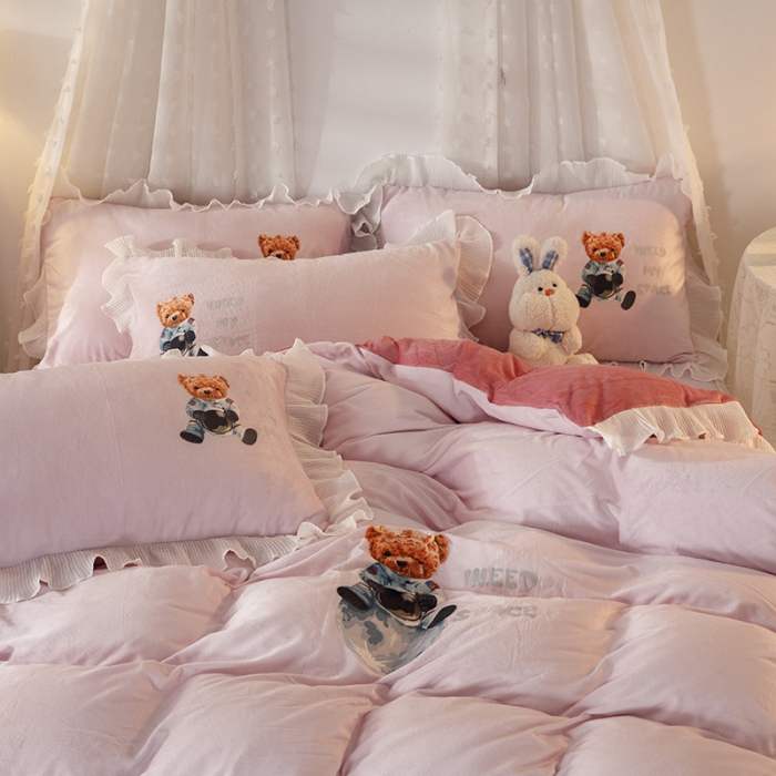 91家纺网 家纺一手货源 找家纺 纽缦 2021新款韩版水晶绒床裙四件套 萌熊 -粉豆沙