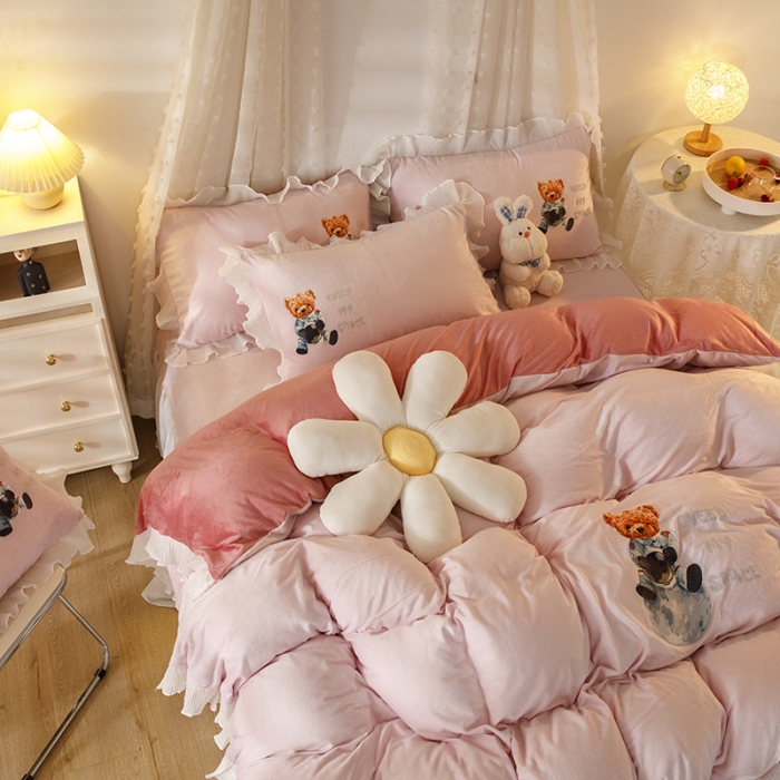 91家纺网 家纺一手货源 找家纺 纽缦 2021新款韩版水晶绒床裙四件套 萌熊 -粉豆沙