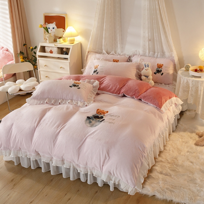 91家纺网 家纺一手货源 找家纺 纽缦 2021新款韩版水晶绒床裙四件套 萌熊 -粉豆沙