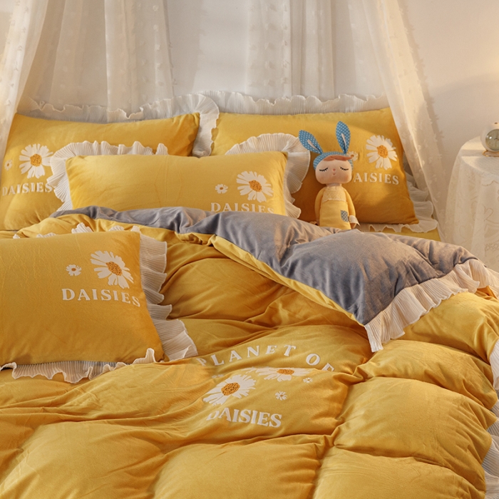 91家纺网 家纺一手货源 找家纺 纽缦 2021新款韩版水晶绒床裙四件套 萌熊-姜黄灰