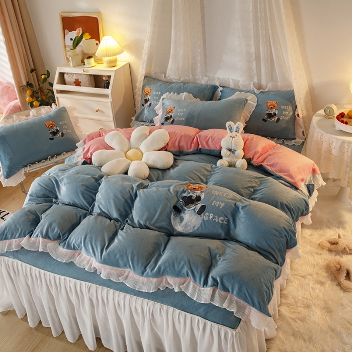 91家纺网 家纺一手货源 找家纺 纽缦 2021新款韩版水晶绒床裙四件套 萌熊-蓝灰粉