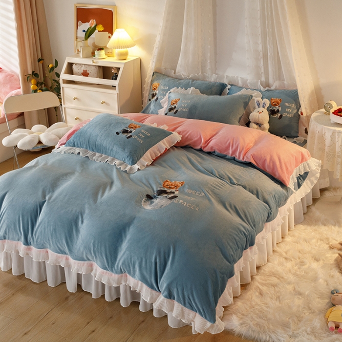 91家纺网 家纺一手货源 找家纺 纽缦 2021新款韩版水晶绒床裙四件套 萌熊-蓝灰粉
