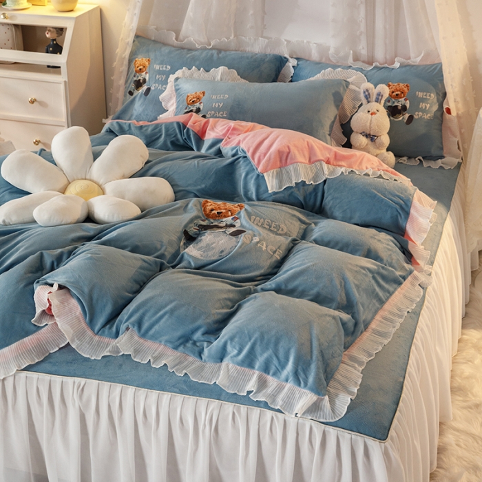 91家纺网 家纺一手货源 找家纺 纽缦 2021新款韩版水晶绒床裙四件套 萌熊-蓝灰粉