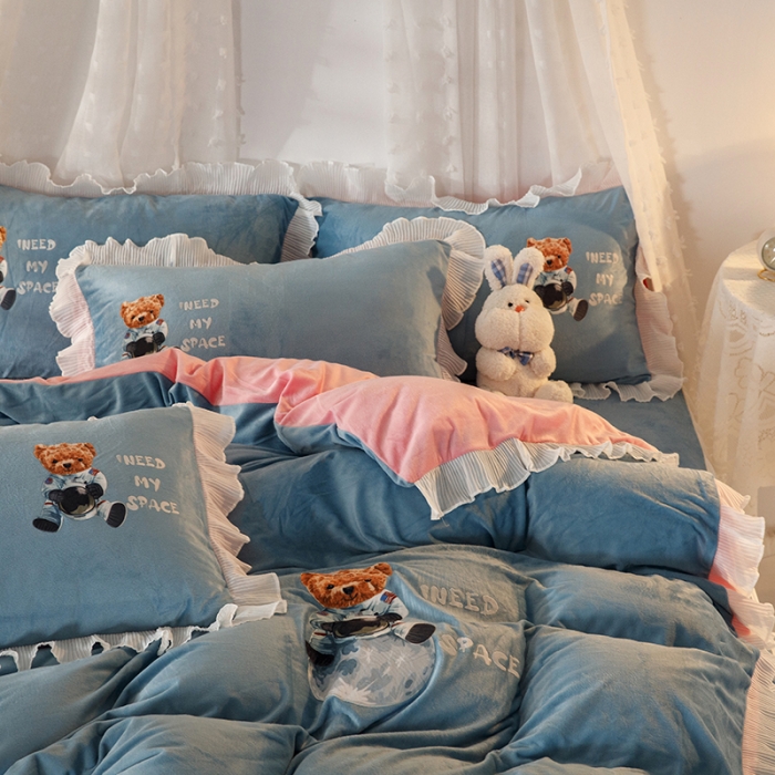 91家纺网 家纺一手货源 找家纺 纽缦 2021新款韩版水晶绒床裙四件套 萌熊-蓝灰粉