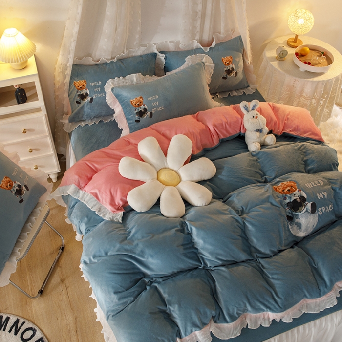 91家纺网 家纺一手货源 找家纺 纽缦 2021新款韩版水晶绒床裙四件套 萌熊-蓝灰粉