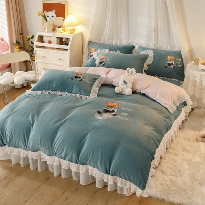 91家纺网 家纺一手货源 找家纺 纽缦 2021新款韩版水晶绒床裙四件套 萌熊-浅绿粉